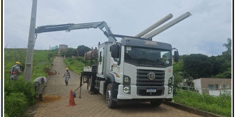 Programa de Ampliação e Extensão de Rede avança com Iluminação Pública da Rua Ilka Heringer facilitando acesso entre o Bairro N.S. Aparecida  e o  Centro de  Itabirinha 