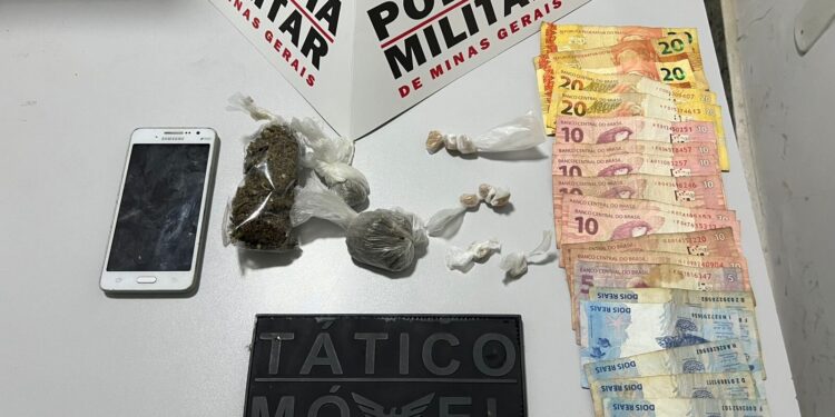Denúncia anônima: Tático Móvel  prende mulher por tráfico de drogas no bairro Pires de Albuquerque em Mantena 