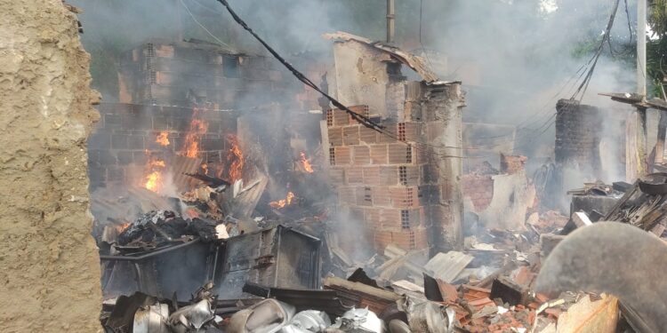 Imagem Do Dia:  Incêndio destrói casa na manhã deste domingo, (05), no  bairro Pires de Albuquerque em Mantena 