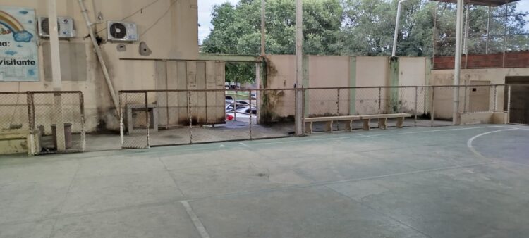 Imagem Do Dia: Que tristeza! Veja como foi entregue  a Quadra do Centro Renê de Oliveira Alvim em Mantena