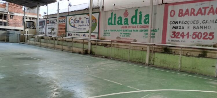 Imagem Do Dia: Que tristeza! Veja como foi entregue  a Quadra do Centro Renê de Oliveira Alvim em Mantena