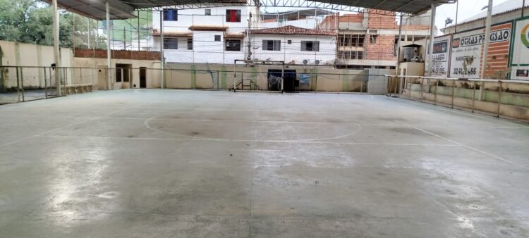 Imagem Do Dia: Que tristeza! Veja como foi entregue  a Quadra do Centro Renê de Oliveira Alvim em Mantena