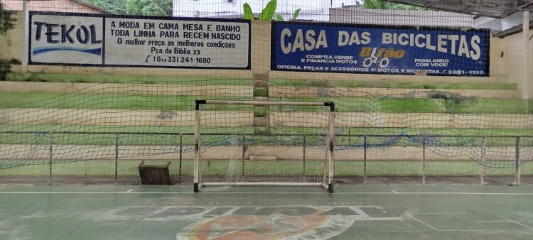 Imagem Do Dia: Que tristeza! Veja como foi entregue  a Quadra do Centro Renê de Oliveira Alvim em Mantena