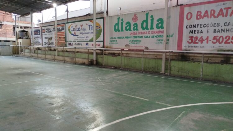 Imagem Do Dia: Que tristeza! Veja como foi entregue  a Quadra do Centro Renê de Oliveira Alvim em Mantena