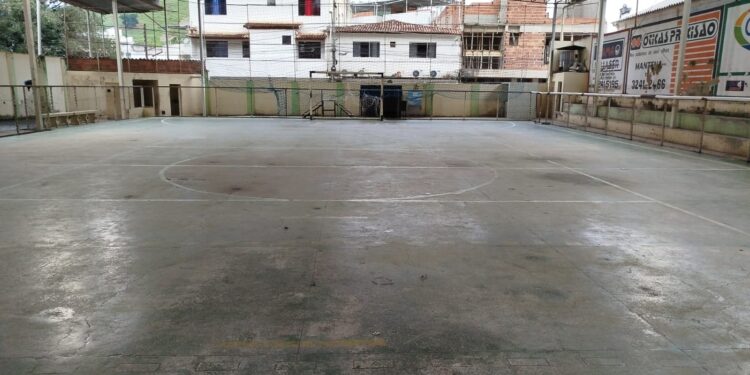 Imagem Do Dia: Que tristeza! Veja como foi entregue  a Quadra do Centro Renê de Oliveira Alvim em Mantena