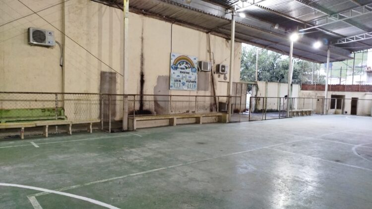 Imagem Do Dia: Que tristeza! Veja como foi entregue  a Quadra do Centro Renê de Oliveira Alvim em Mantena