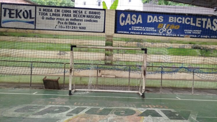 Imagem Do Dia: Que tristeza! Veja como foi entregue  a Quadra do Centro Renê de Oliveira Alvim em Mantena