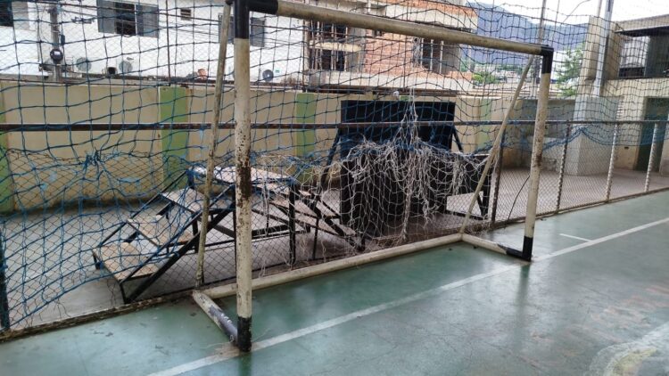 Imagem Do Dia: Que tristeza! Veja como foi entregue  a Quadra do Centro Renê de Oliveira Alvim em Mantena