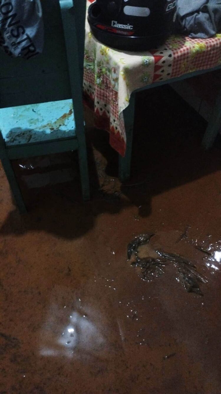 Estádio Municipal Rafael de Carvalho debaixo de água mostra a força das chuvas e exprime o que aconteceu nesta terça-feira, (7), em  Mantena