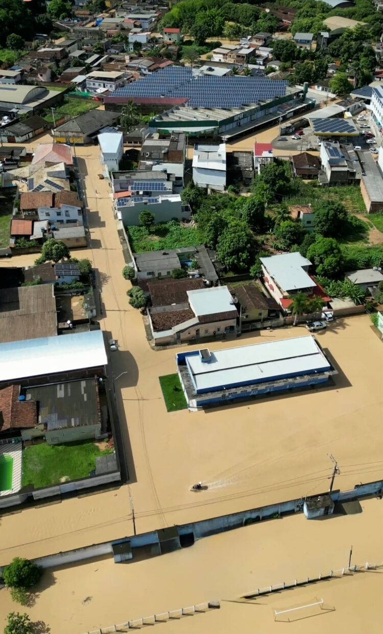 Estádio Municipal Rafael de Carvalho debaixo de água mostra a força das chuvas e exprime o que aconteceu nesta terça-feira, (7), em  Mantena