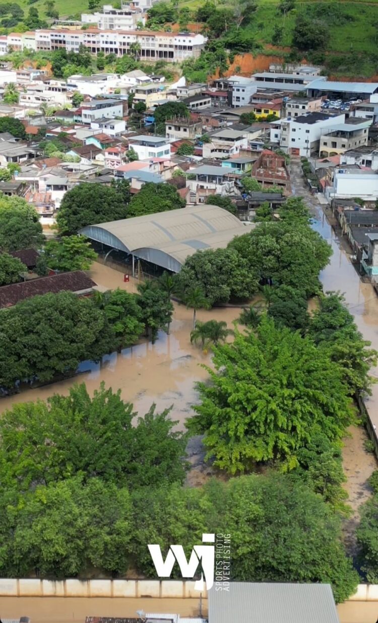 Estádio Municipal Rafael de Carvalho debaixo de água mostra a força das chuvas e exprime o que aconteceu nesta terça-feira, (7), em  Mantena