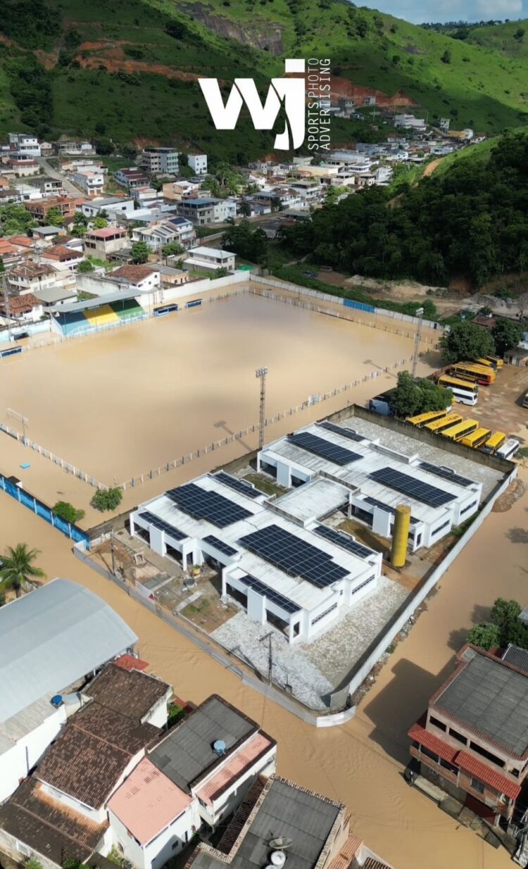 Estádio Municipal Rafael de Carvalho debaixo de água mostra a força das chuvas e exprime o que aconteceu nesta terça-feira, (7), em  Mantena
