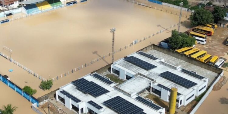 Estádio Municipal Rafael de Carvalho debaixo de água mostra a força das chuvas e exprime o que aconteceu nesta terça-feira, (7), em  Mantena