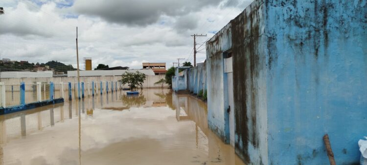 Estádio Municipal Rafael de Carvalho debaixo de água mostra a força das chuvas e exprime o que aconteceu nesta terça-feira, (7), em  Mantena