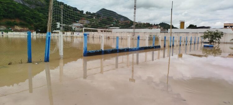 Estádio Municipal Rafael de Carvalho debaixo de água mostra a força das chuvas e exprime o que aconteceu nesta terça-feira, (7), em  Mantena