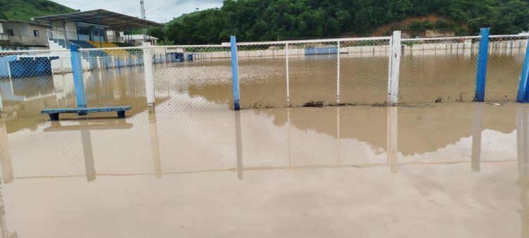 Estádio Municipal Rafael de Carvalho debaixo de água mostra a força das chuvas e exprime o que aconteceu nesta terça-feira, (7), em  Mantena