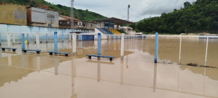 Estádio Municipal Rafael de Carvalho debaixo de água mostra a força das chuvas e exprime o que aconteceu nesta terça-feira, (7), em  Mantena