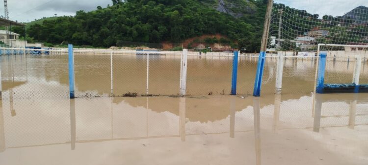Estádio Municipal Rafael de Carvalho debaixo de água mostra a força das chuvas e exprime o que aconteceu nesta terça-feira, (7), em  Mantena