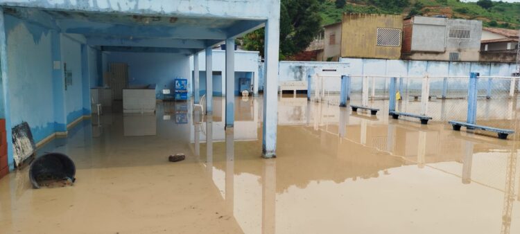 Estádio Municipal Rafael de Carvalho debaixo de água mostra a força das chuvas e exprime o que aconteceu nesta terça-feira, (7), em  Mantena