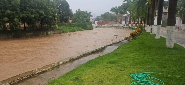 Exclusivo: Prefeito Dr. Lucas Donádia sobre as fortes  chuvas em Itabirinha “Eu sei que é difícil,  tenham calma,  se afastem dos locais de risco, vamos trabalhar  o máximo e incansavelmente para tentar sanar todas as dificuldades possíveis” 