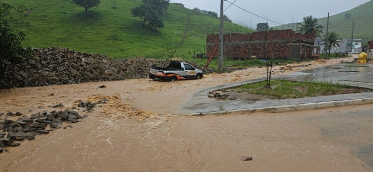 Exclusivo: Prefeito Dr. Lucas Donádia sobre as fortes  chuvas em Itabirinha “Eu sei que é difícil,  tenham calma,  se afastem dos locais de risco, vamos trabalhar  o máximo e incansavelmente para tentar sanar todas as dificuldades possíveis” 