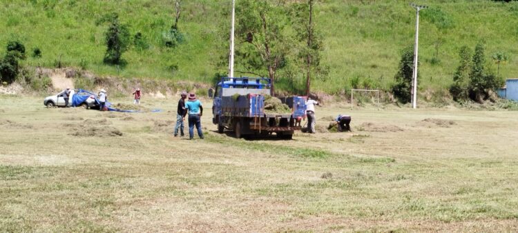 Equipes das  Secretarias de Esporte e Lazer, e de Meio Ambiente apararam o gramado e mudaram o visual do campo do Nazário em Mantena
