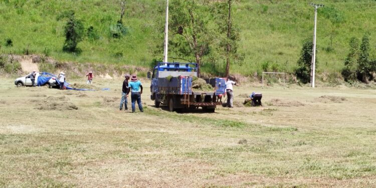 Equipes das  Secretarias de Esporte e Lazer, e de Meio Ambiente apararam o gramado e mudaram o visual do campo do Nazário em Mantena