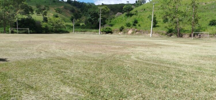 Equipes das  Secretarias de Esporte e Lazer, e de Meio Ambiente apararam o gramado e mudaram o visual do campo do Nazário em Mantena