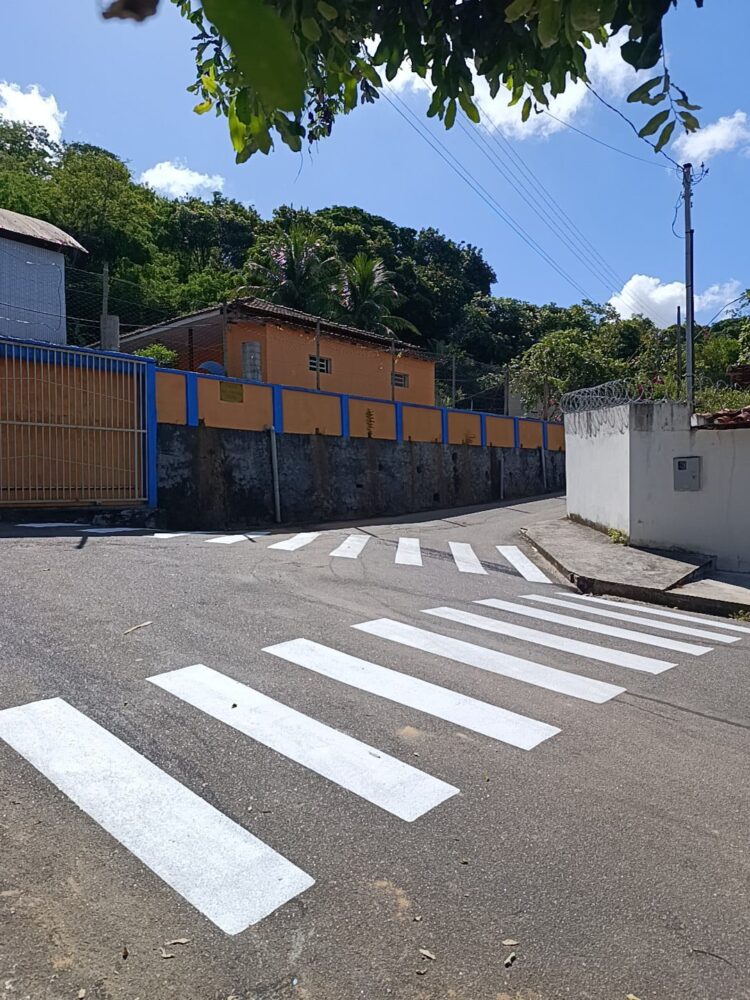 Um Novo Tempo na Terra Boa! Segurança na pintura dos quebra-molas e mutirão de dedetização nas escolas, compromisso com a Educação na volta às aulas em Mantena. 
