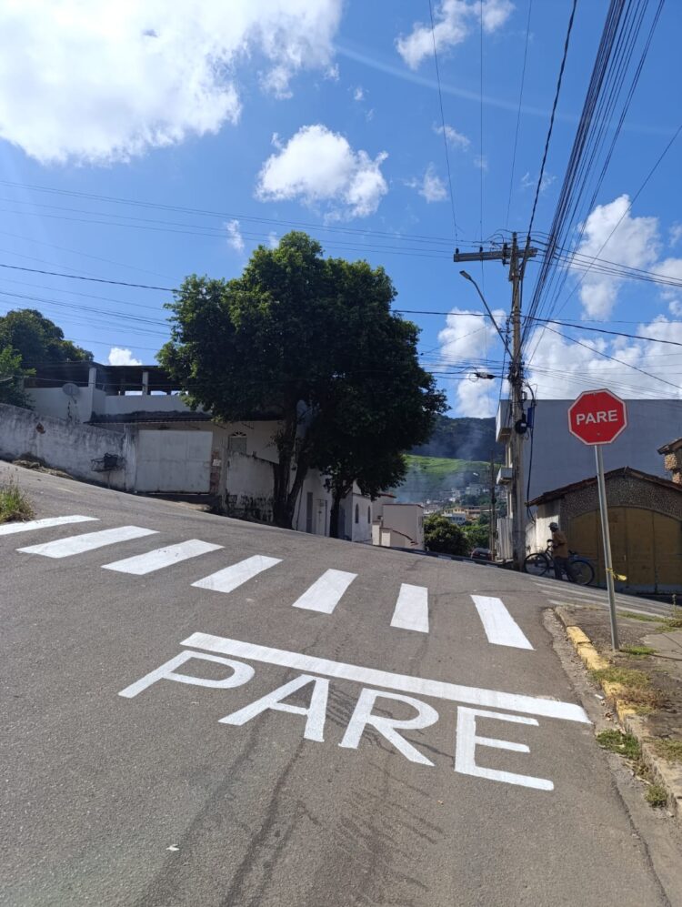 Um Novo Tempo na Terra Boa! Segurança na pintura dos quebra-molas e mutirão de dedetização nas escolas, compromisso com a Educação na volta às aulas em Mantena. 
