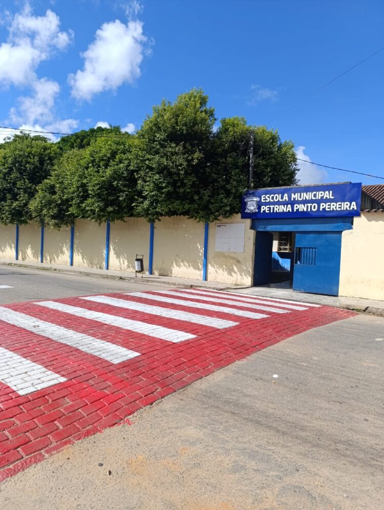Um Novo Tempo na Terra Boa! Segurança na pintura dos quebra-molas e mutirão de dedetização nas escolas, compromisso com a Educação na volta às aulas em Mantena. 