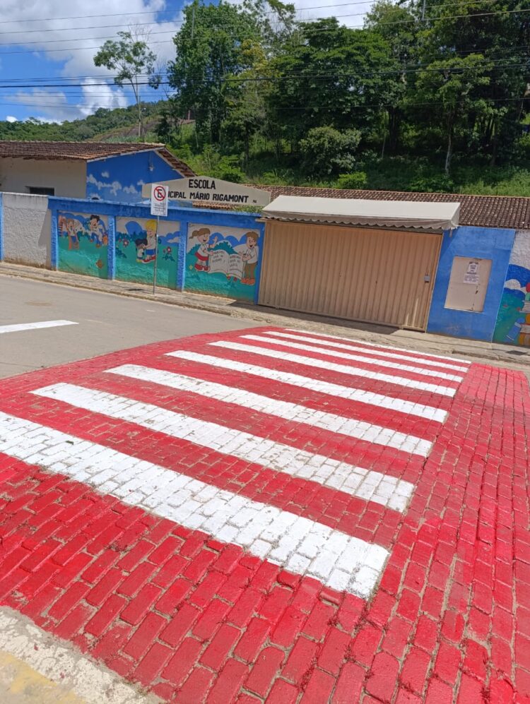 Um Novo Tempo na Terra Boa! Segurança na pintura dos quebra-molas e mutirão de dedetização nas escolas, compromisso com a Educação na volta às aulas em Mantena. 