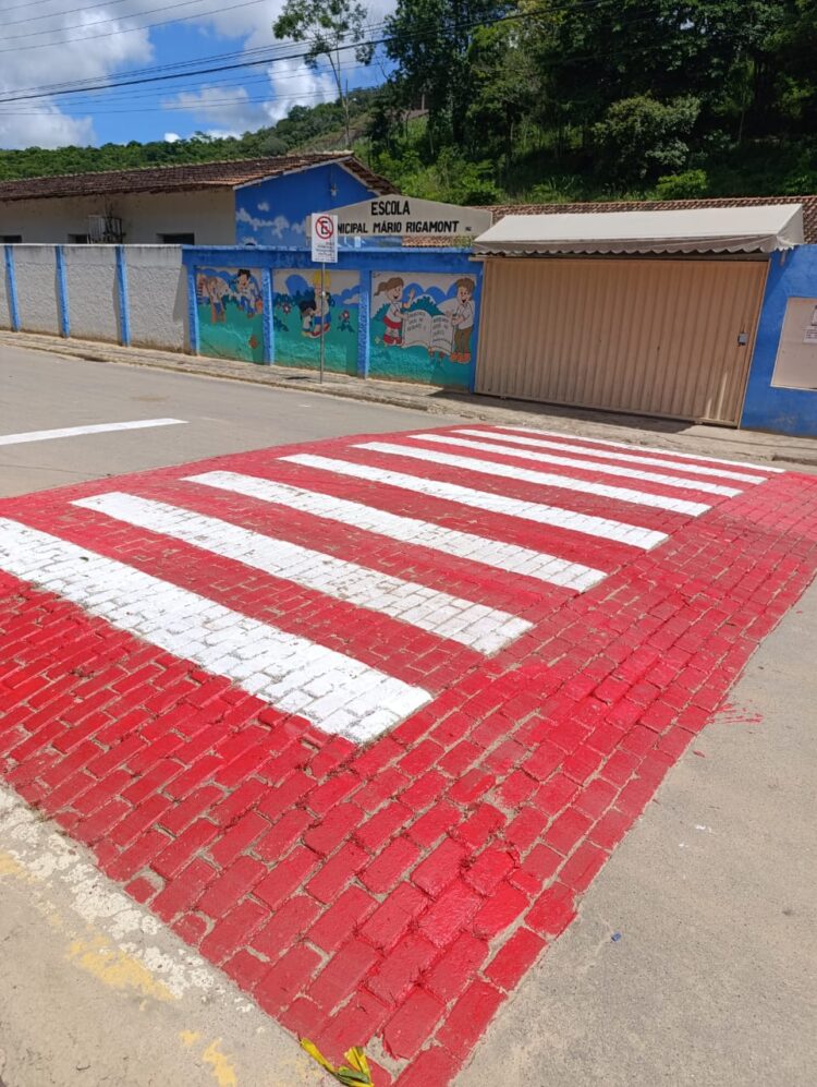 Um Novo Tempo na Terra Boa! Segurança na pintura dos quebra-molas e mutirão de dedetização nas escolas, compromisso com a Educação na volta às aulas em Mantena. 