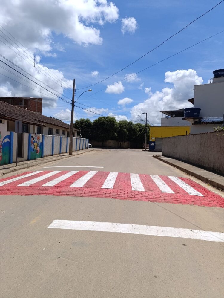 Um Novo Tempo na Terra Boa! Segurança na pintura dos quebra-molas e mutirão de dedetização nas escolas, compromisso com a Educação na volta às aulas em Mantena. 