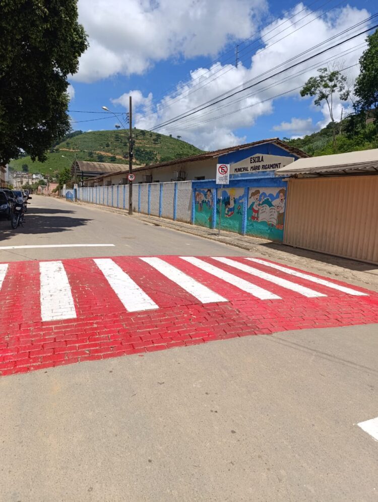 Um Novo Tempo na Terra Boa! Segurança na pintura dos quebra-molas e mutirão de dedetização nas escolas, compromisso com a Educação na volta às aulas em Mantena. 