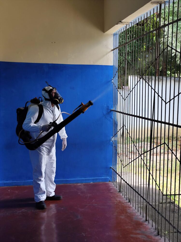Um Novo Tempo na Terra Boa! Segurança na pintura dos quebra-molas e mutirão de dedetização nas escolas, compromisso com a Educação na volta às aulas em Mantena. 