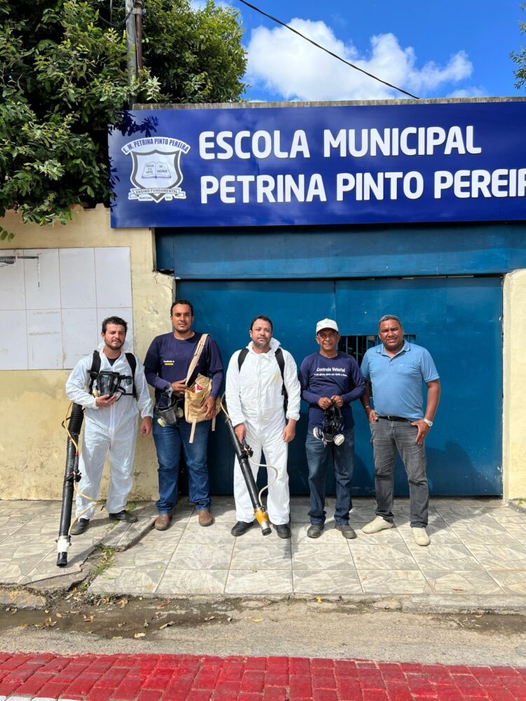 Um Novo Tempo na Terra Boa! Segurança na pintura dos quebra-molas e mutirão de dedetização nas escolas, compromisso com a Educação na volta às aulas em Mantena. 