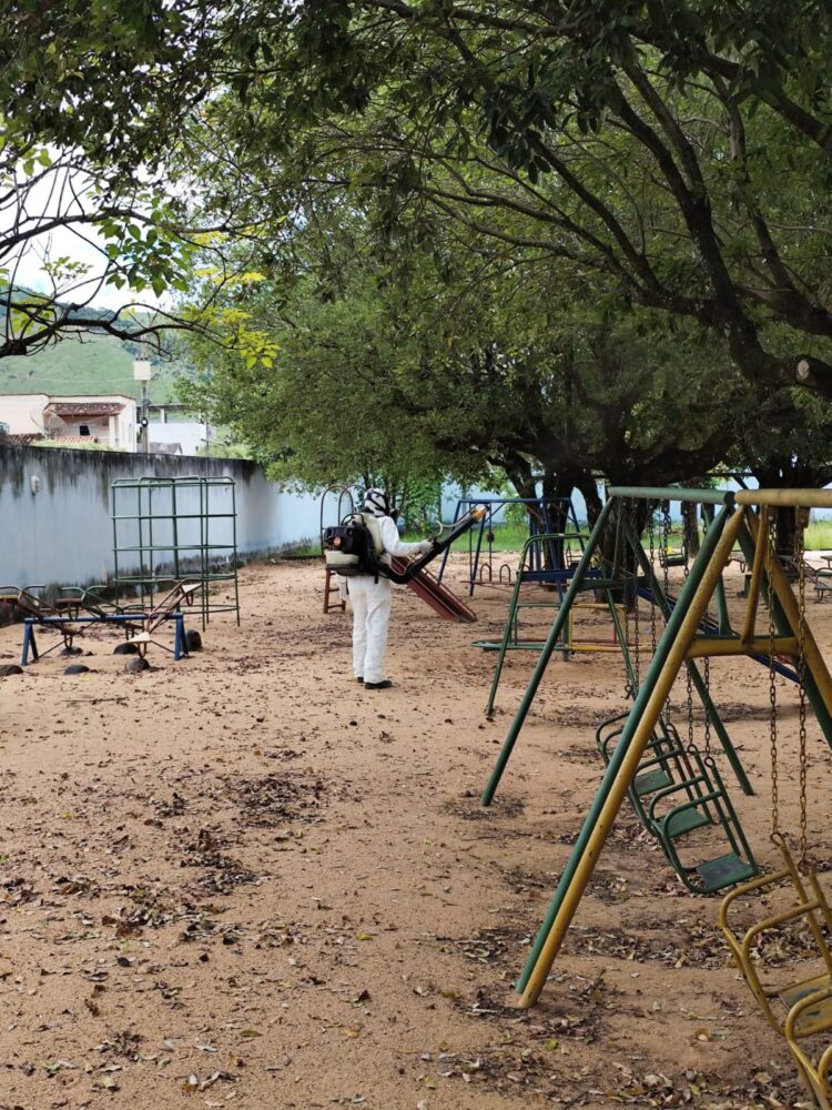 Um Novo Tempo na Terra Boa! Segurança na pintura dos quebra-molas e mutirão de dedetização nas escolas, compromisso com a Educação na volta às aulas em Mantena. 