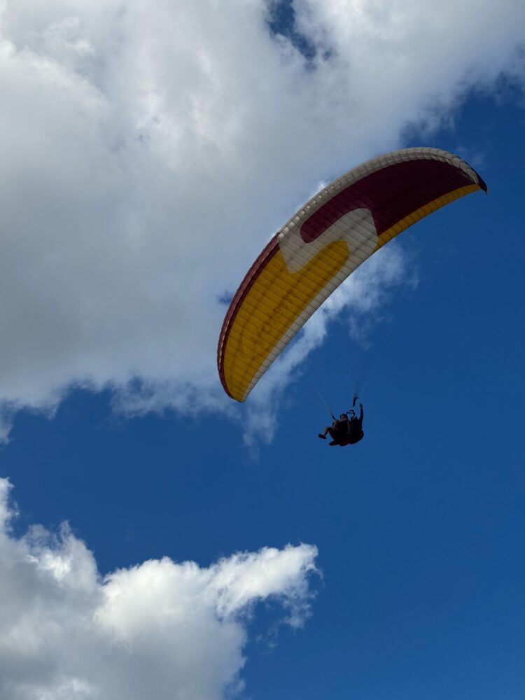 Ao som do DJ Capilé e o degustar da Cerveja Contestado acompanhe como foi  o  colorido especial do Open Voo Livre+ Sunset  no céus de Mantena