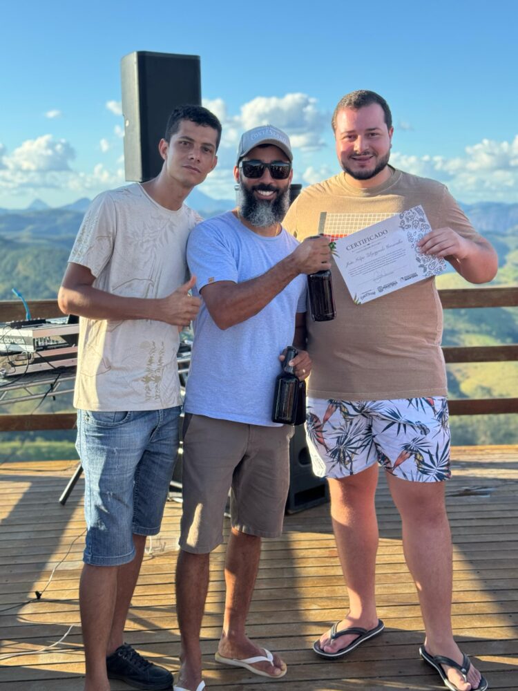 Ao som do DJ Capilé e o degustar da Cerveja Contestado acompanhe como foi  o  colorido especial do Open Voo Livre+ Sunset  no céus de Mantena