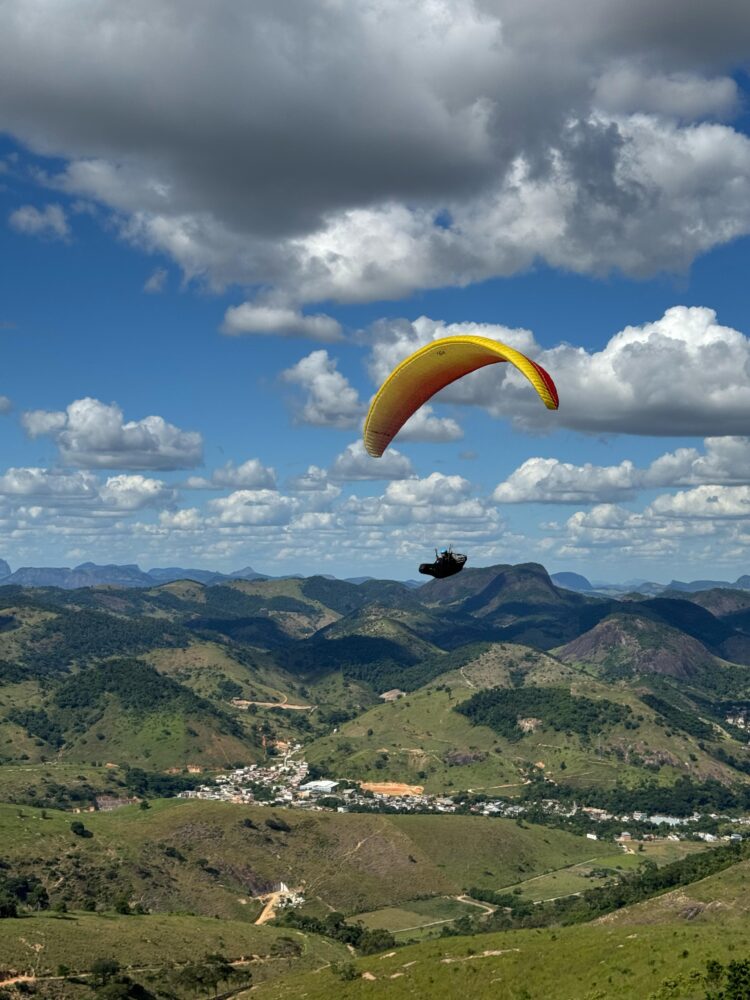 Ao som do DJ Capilé e o degustar da Cerveja Contestado acompanhe como foi  o  colorido especial do Open Voo Livre+ Sunset  no céus de Mantena