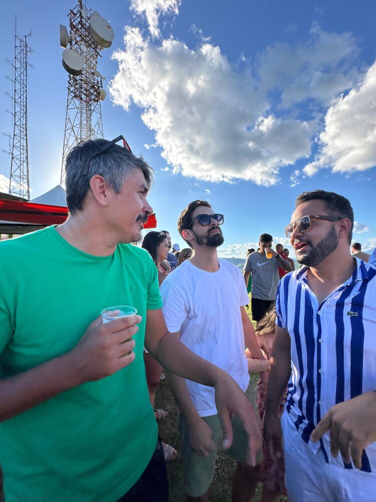 Ao som do DJ Capilé e o degustar da Cerveja Contestado acompanhe como foi  o  colorido especial do Open Voo Livre+ Sunset  no céus de Mantena