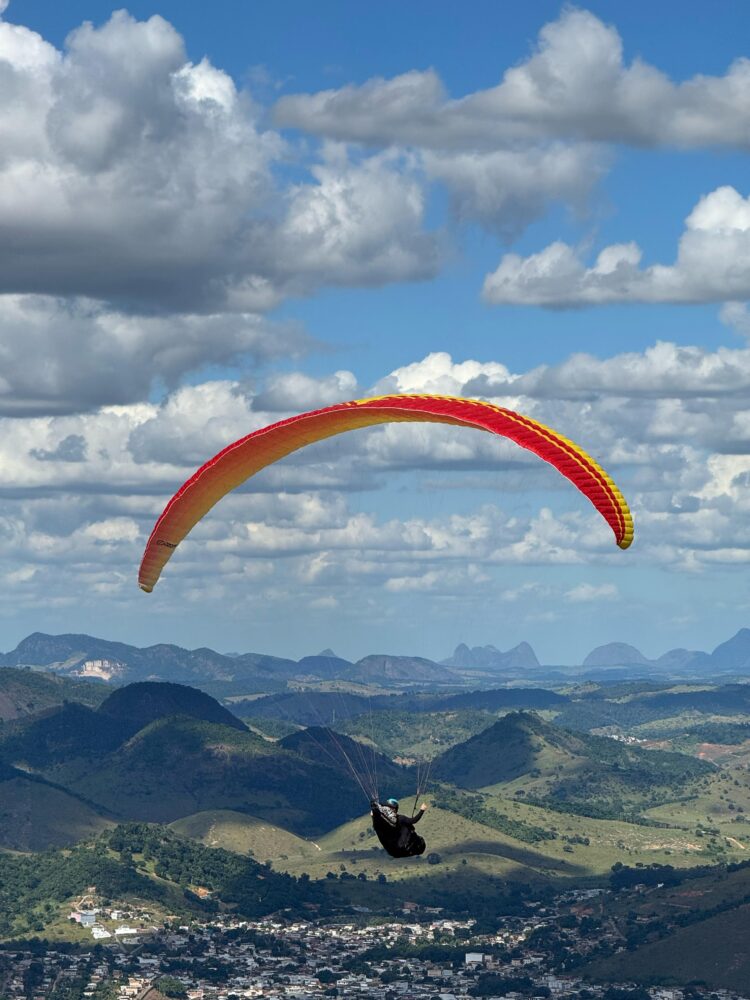 Ao som do DJ Capilé e o degustar da Cerveja Contestado acompanhe como foi  o  colorido especial do Open Voo Livre+ Sunset  no céus de Mantena