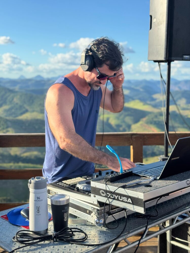 Ao som do DJ Capilé e o degustar da Cerveja Contestado acompanhe como foi  o  colorido especial do Open Voo Livre+ Sunset  no céus de Mantena