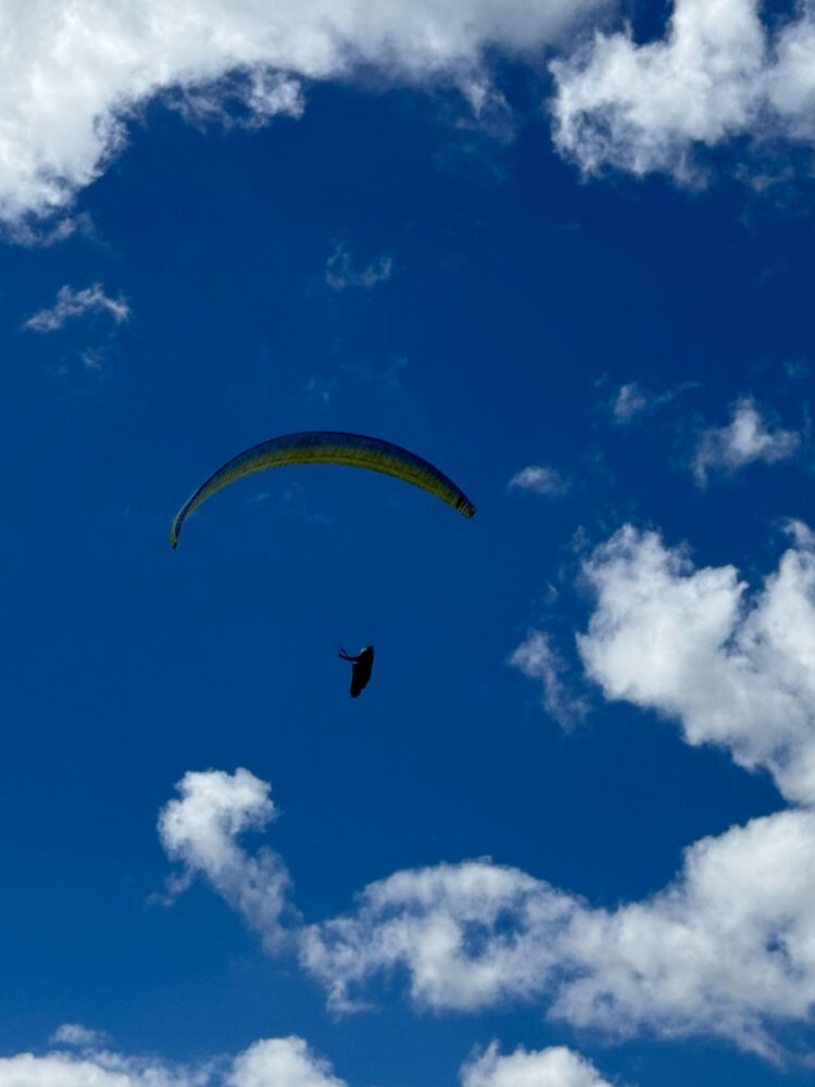 Ao som do DJ Capilé e o degustar da Cerveja Contestado acompanhe como foi  o  colorido especial do Open Voo Livre+ Sunset  no céus de Mantena