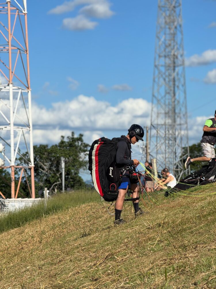 Ao som do DJ Capilé e o degustar da Cerveja Contestado acompanhe como foi  o  colorido especial do Open Voo Livre+ Sunset  no céus de Mantena