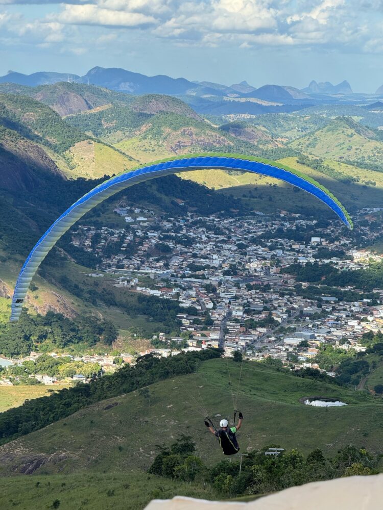 Ao som do DJ Capilé e o degustar da Cerveja Contestado acompanhe como foi  o  colorido especial do Open Voo Livre+ Sunset  no céus de Mantena