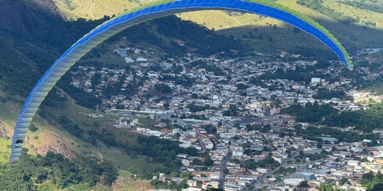 Ao som do DJ Capilé e o degustar da Cerveja Contestado acompanhe como foi  o  colorido especial do Open Voo Livre+ Sunset  no céus de Mantena