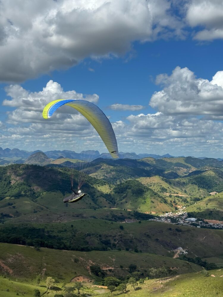 Ao som do DJ Capilé e o degustar da Cerveja Contestado acompanhe como foi  o  colorido especial do Open Voo Livre+ Sunset  no céus de Mantena