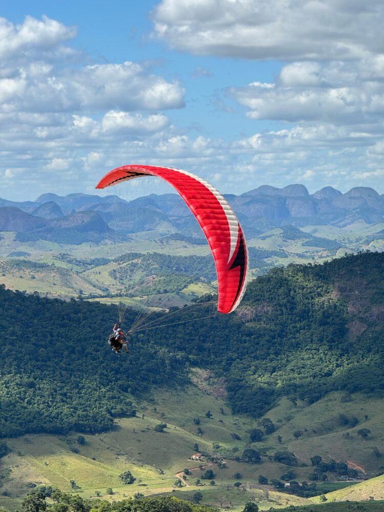 Ao som do DJ Capilé e o degustar da Cerveja Contestado acompanhe como foi  o  colorido especial do Open Voo Livre+ Sunset  no céus de Mantena